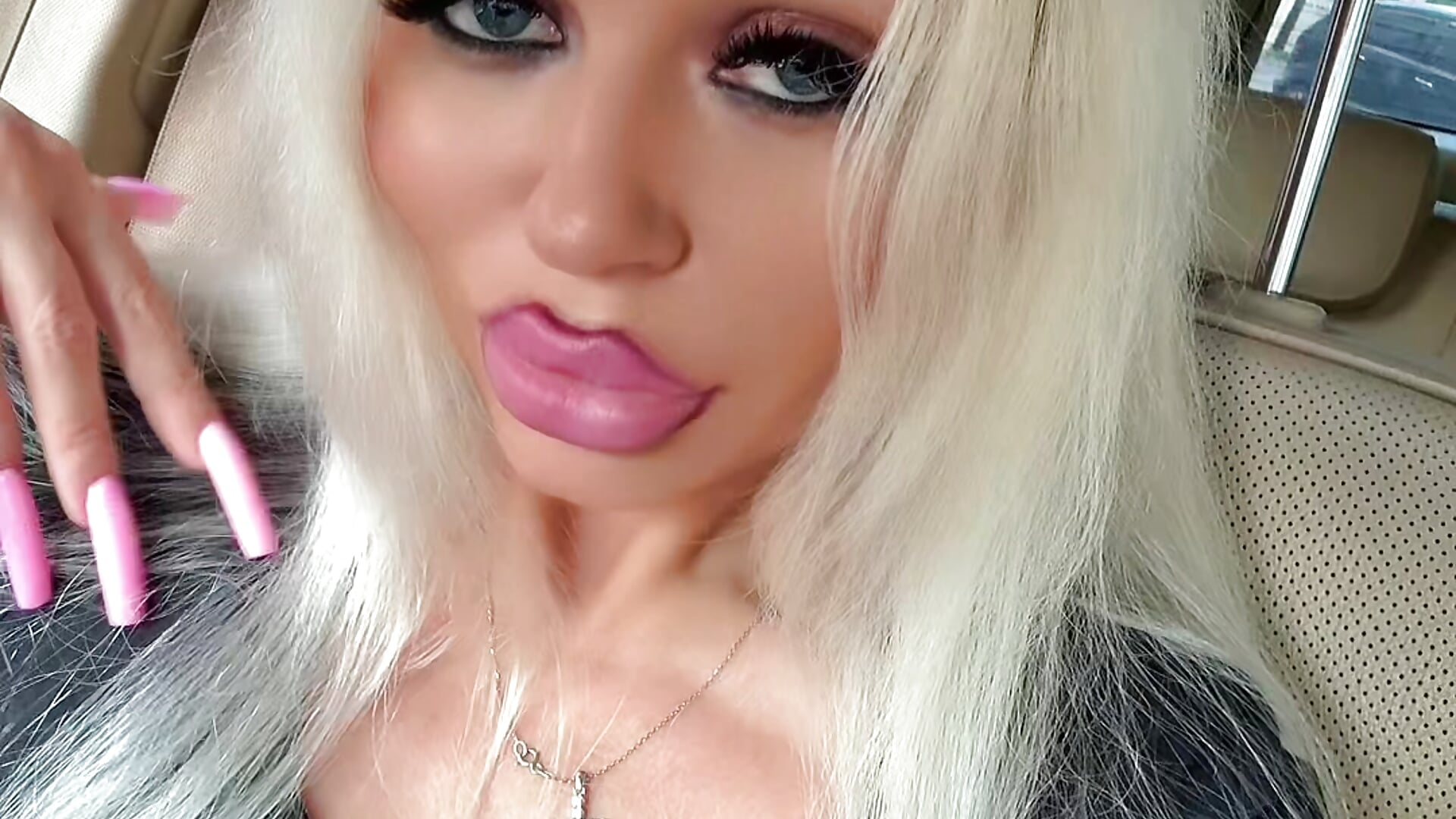 Roxy in a car - clip cu Roxxxy_Royce model videochat