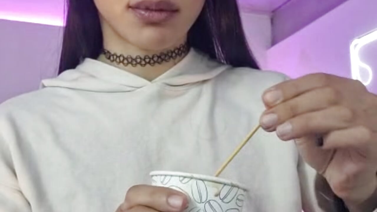 Food play for pvt - video oleh model kamera FIORELLA_L