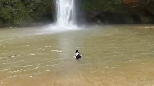 I'm still shy to take a naked swim－カメラキャストのFIORELLA_Lの動画