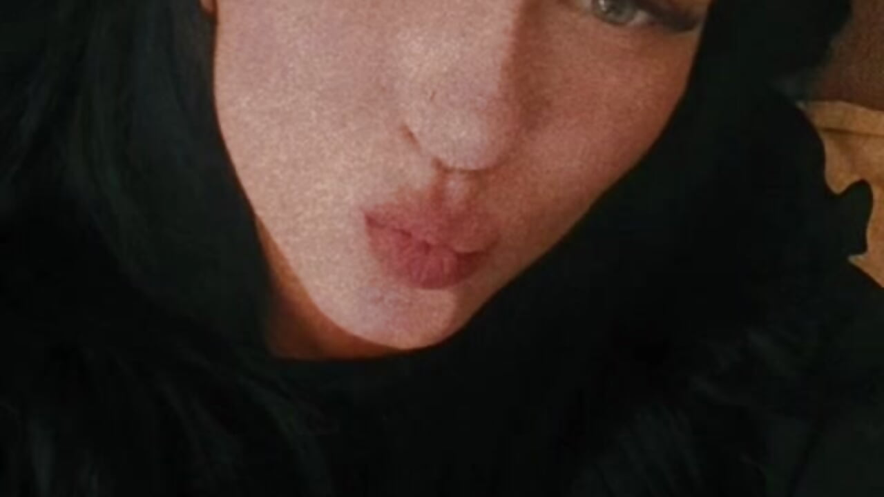 kiss u ^^ - video av OnlyMila cam-modell