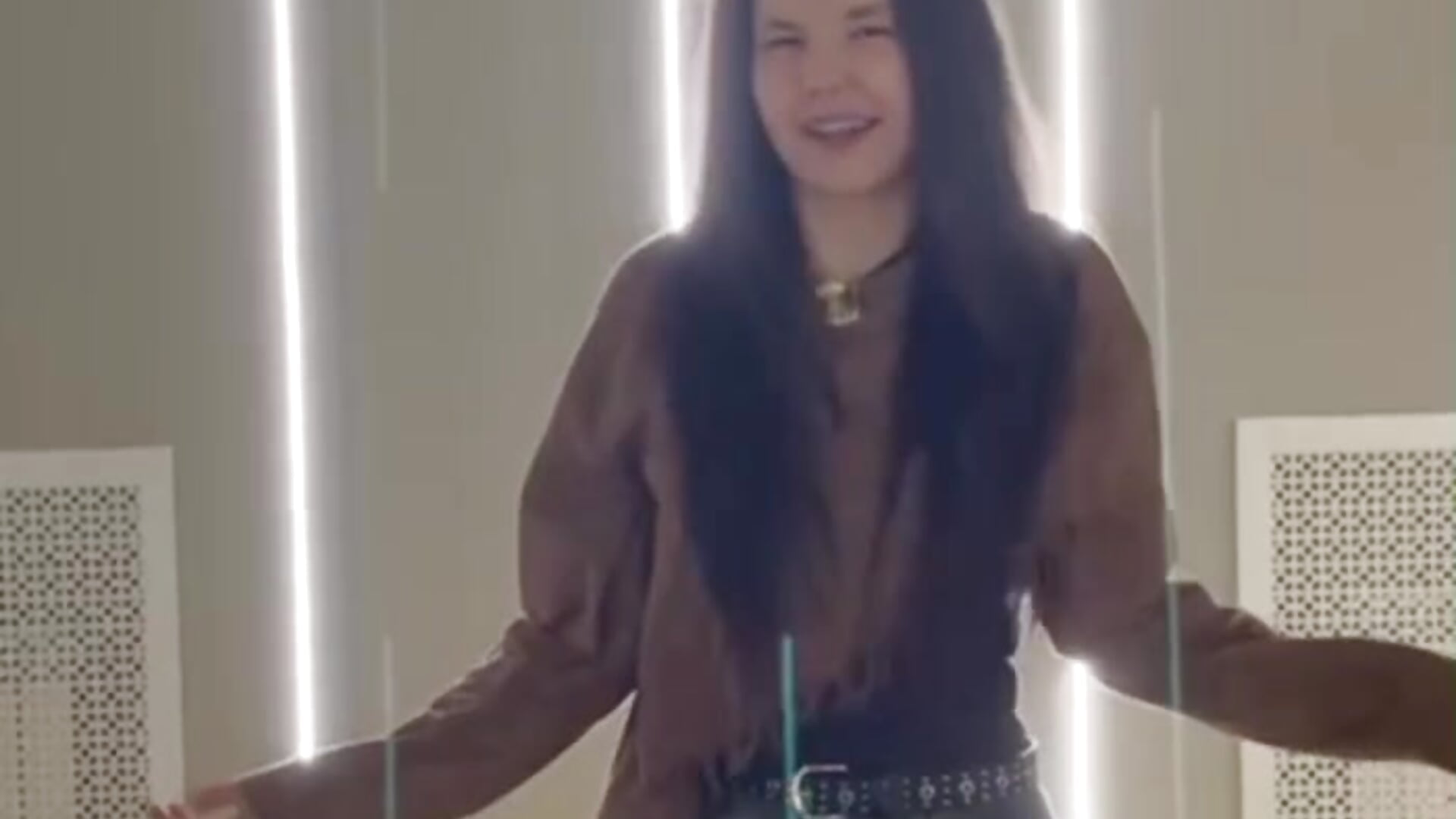 I dance with a cheerful mood – video od webkamerové modelky MindaGuyett