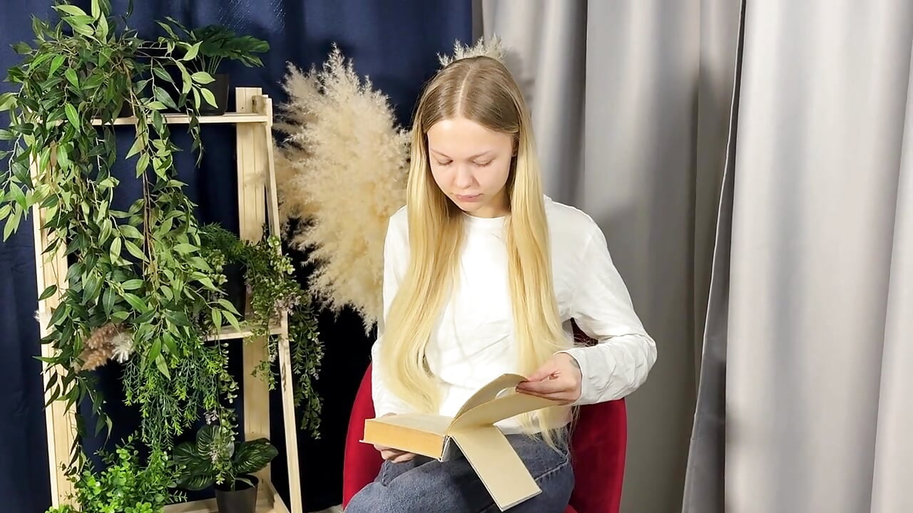 Try to look smarter haha - video av MitzieKeizer cam-modell