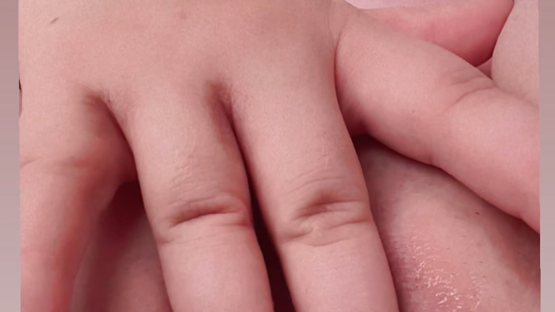 Fingers inside my pink pussy🍓😈 – video od webkamerové modelky Rouse-Antonella_