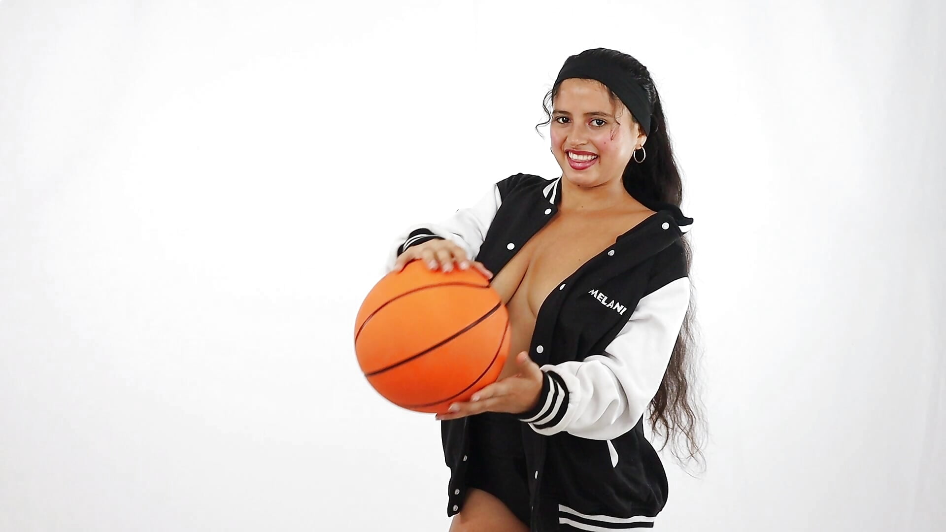 nauhty little girl - video by goodess_brunette_ cam model