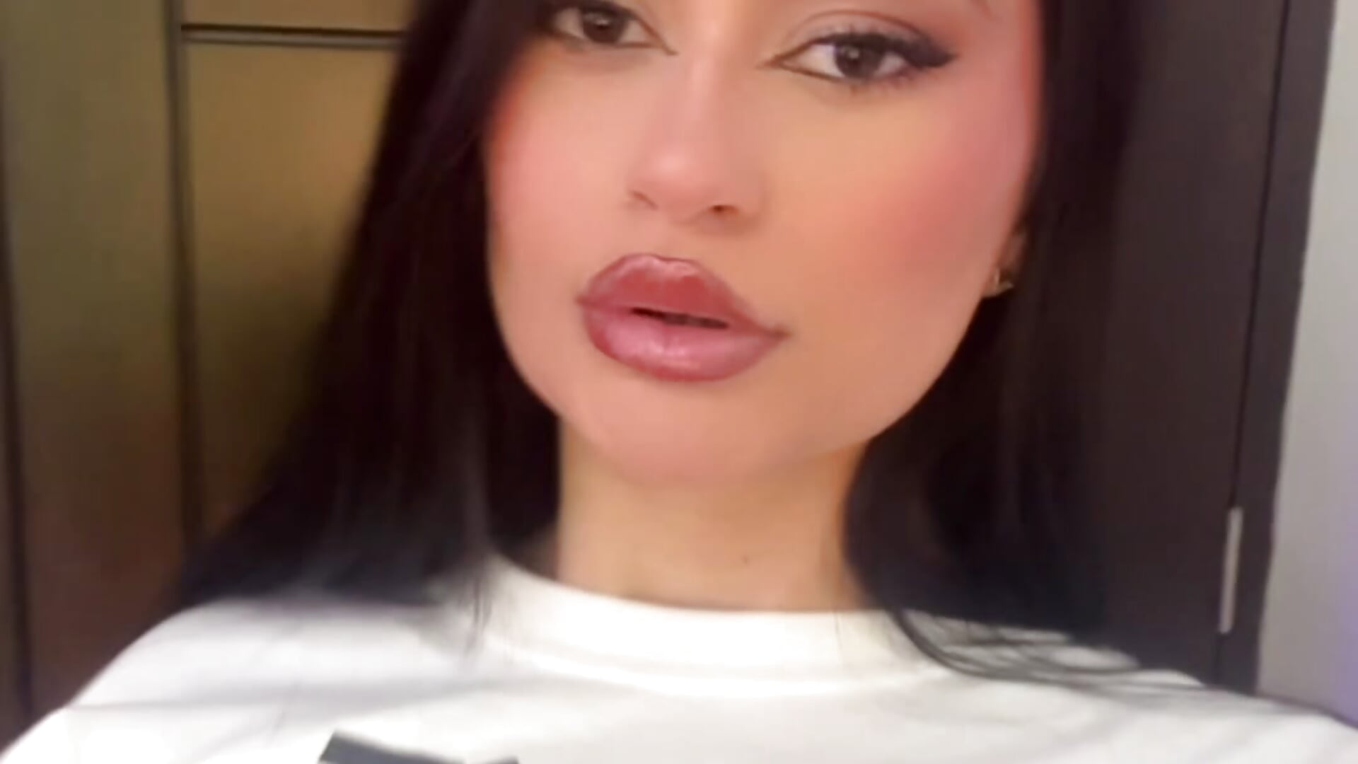 I’m trying new outfits…I’ll wait for your favorite soon - video Lucia_velez kameramallilta