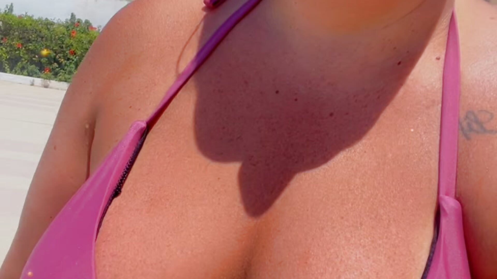 En mode bronzage au bord de la piscine 🍑💦 - วิดีโอโดย JasmineGlow7