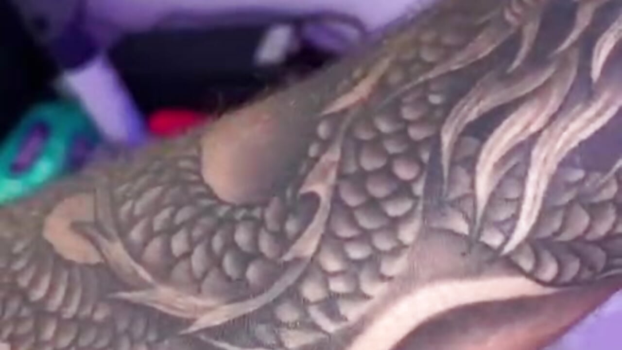 HELLO GUYS 😍 Do you like my tattoo? - βίντεο μοντέλου justin_payn14