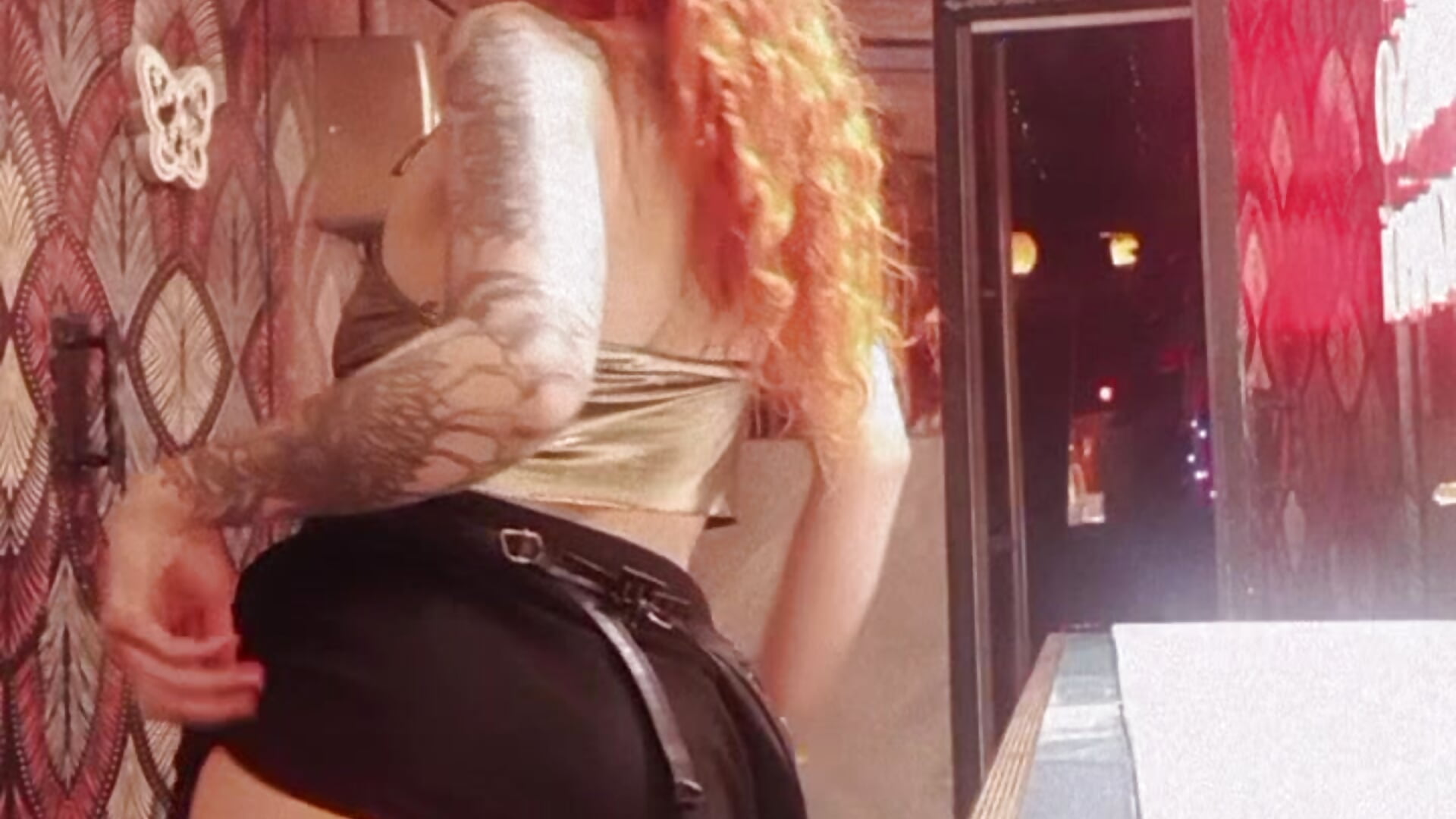 Being risky in public 😞 can't control myself 😋 - Vídeo de mere_in_redd, modelo de vídeos