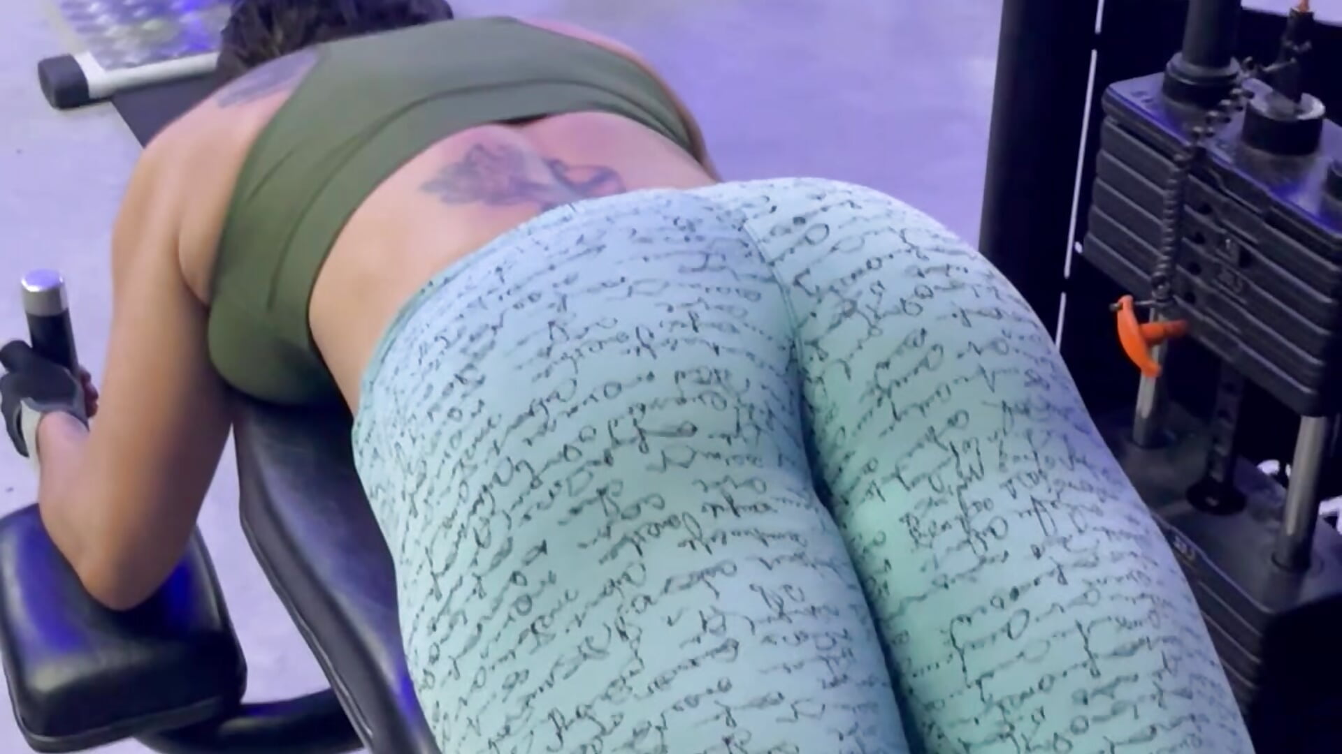 Roçando o grelo na máquina academia – video modela na kameri CasadaGreluda40