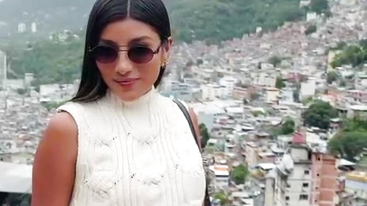 a beautiful Colombian enjoying the landscape of her land - video av Ateneaaa_ cam-modell