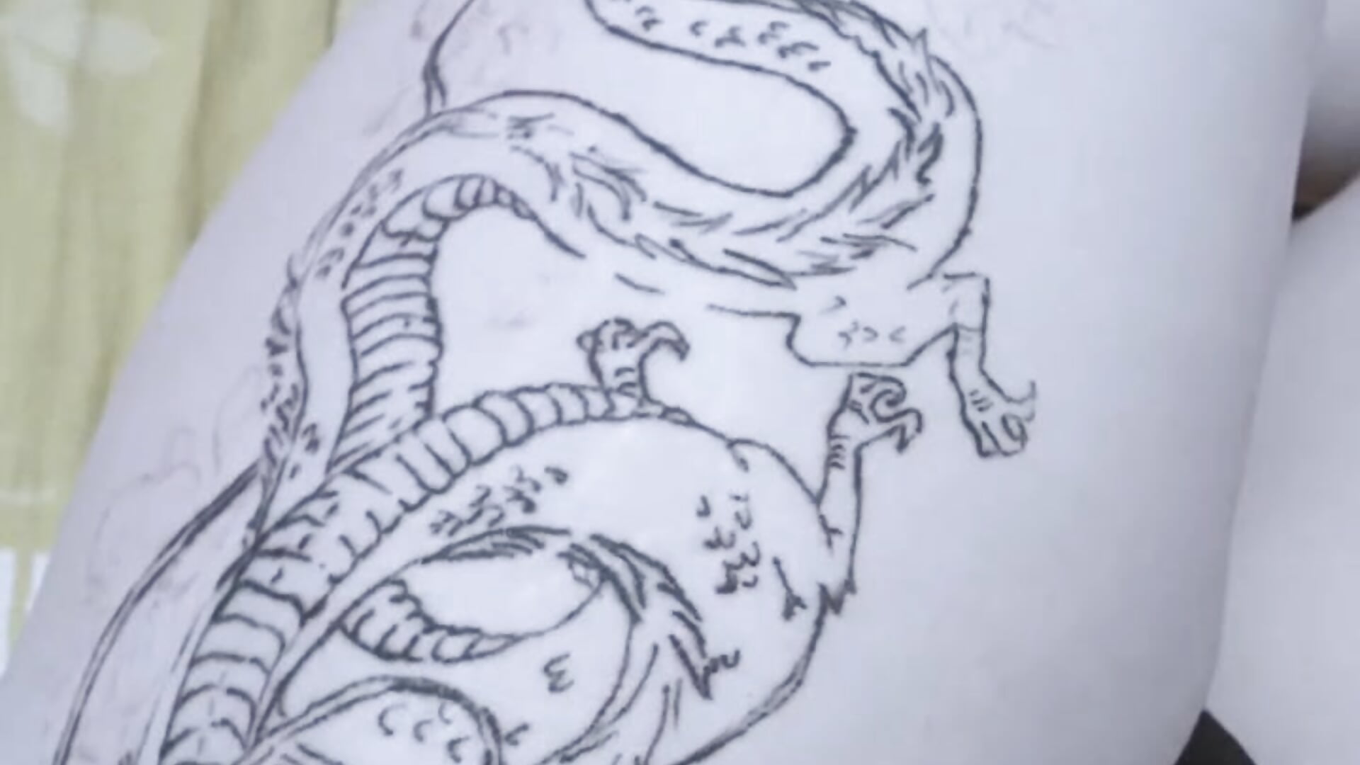 Thigh tattoo close-up – video modela na kameri KathernSaulters