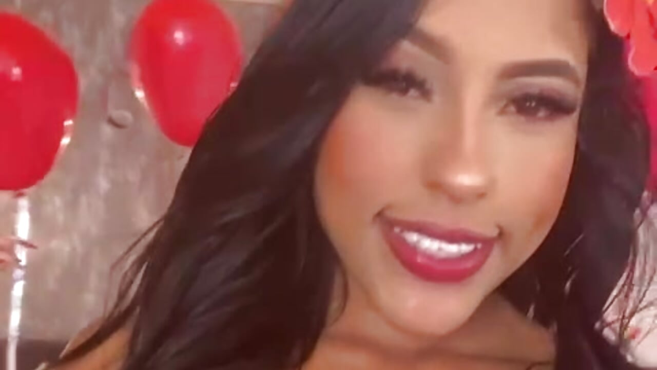 Happy San Valentine´s🌹 - vídeo de la modelo de cam Alahia_Betancurr