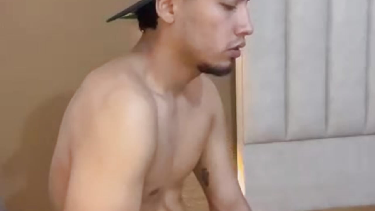 mastrubation with strong cumshot – video od webkamerové modelky Noah_Smith01