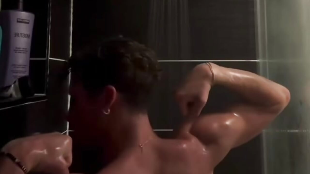 Post Shower Pump 😈－カメラキャストのJullianrayの動画