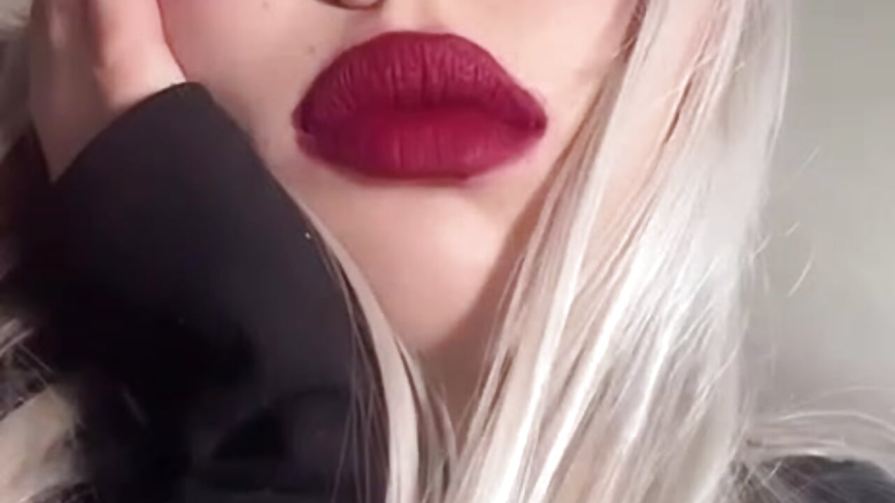 First – video od webkamerové modelky SimonaKaroly