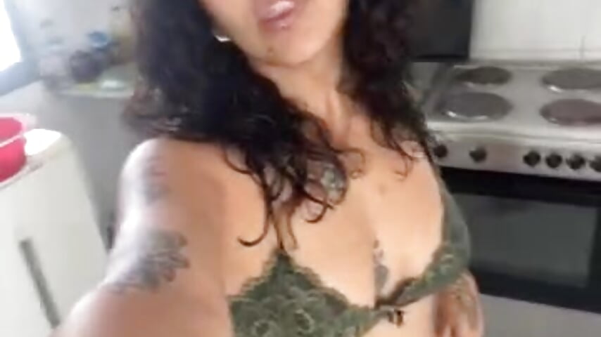 79173768533__66909924-D1F2-4029-9272-B6231CE292F3 — filmik fioolivera, modela(-lki) na kamerkach