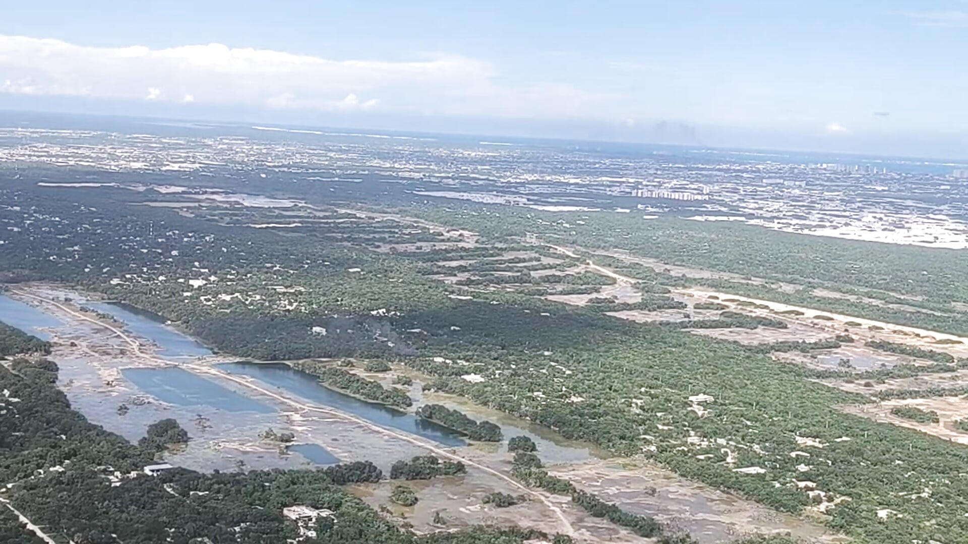 Flying over Cancun airport ❤️ - video AlexaFoxx_ kameramallilta