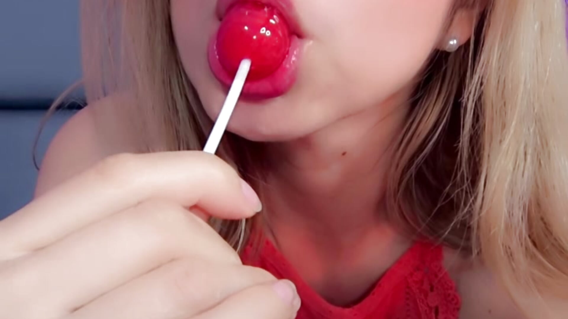 Sucking on my lollipop 💋🔥 - video by AlexaFoxx_ cam model