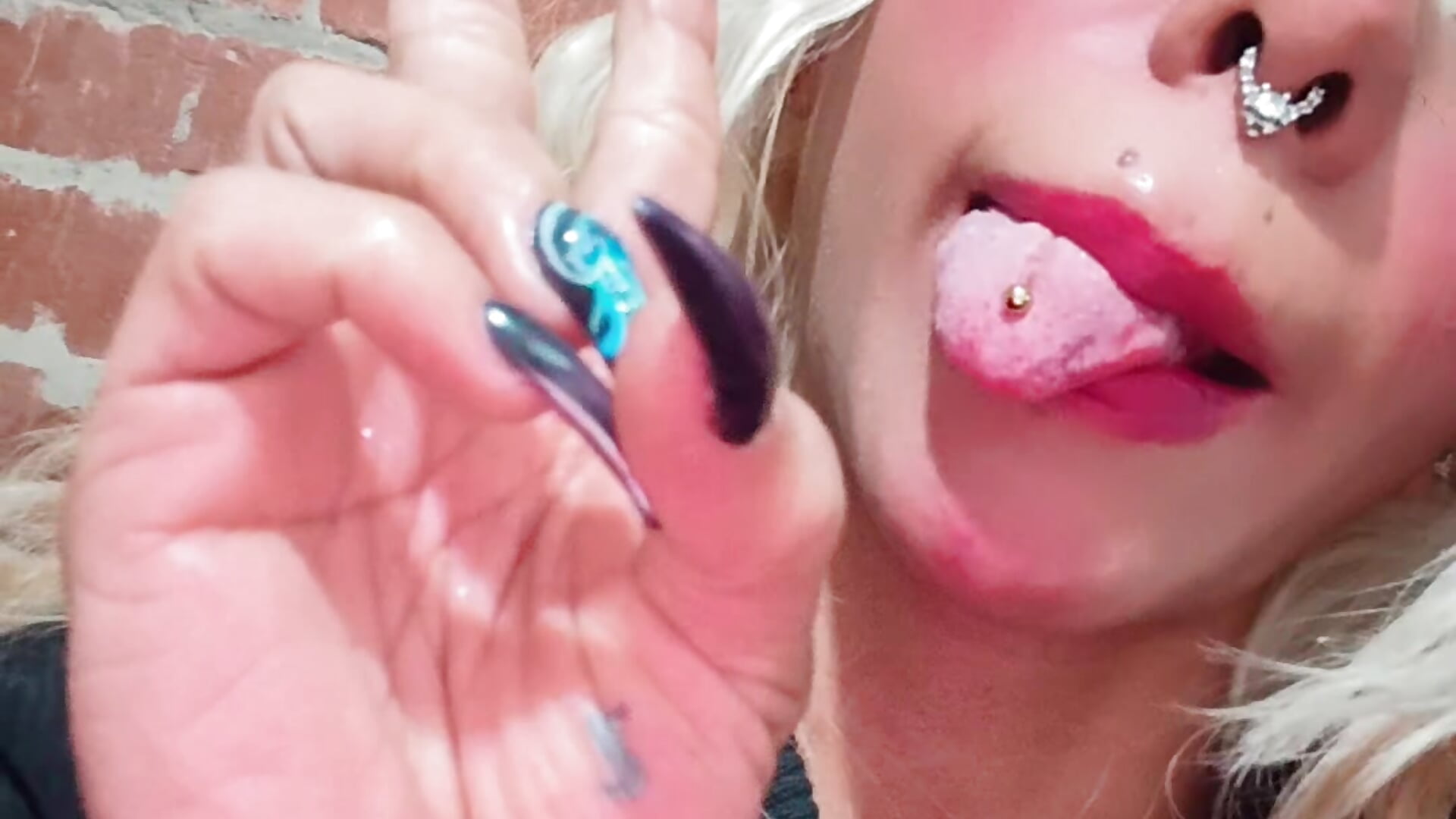 Look at my piercings, sir 😏😁 – video af Ariaoficial