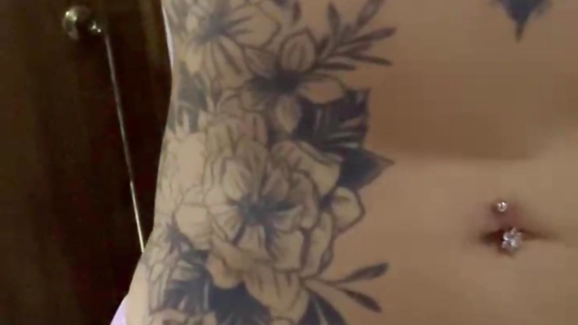 tattos 🥰❤ - video di Ladyy_Scarlett modella di cam