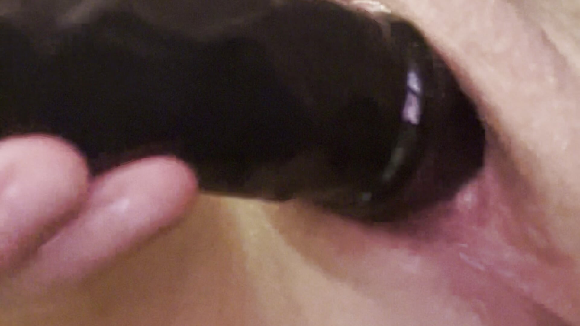 Black dildo play – video modela na kameri Bonnie-Curvy-Blonde