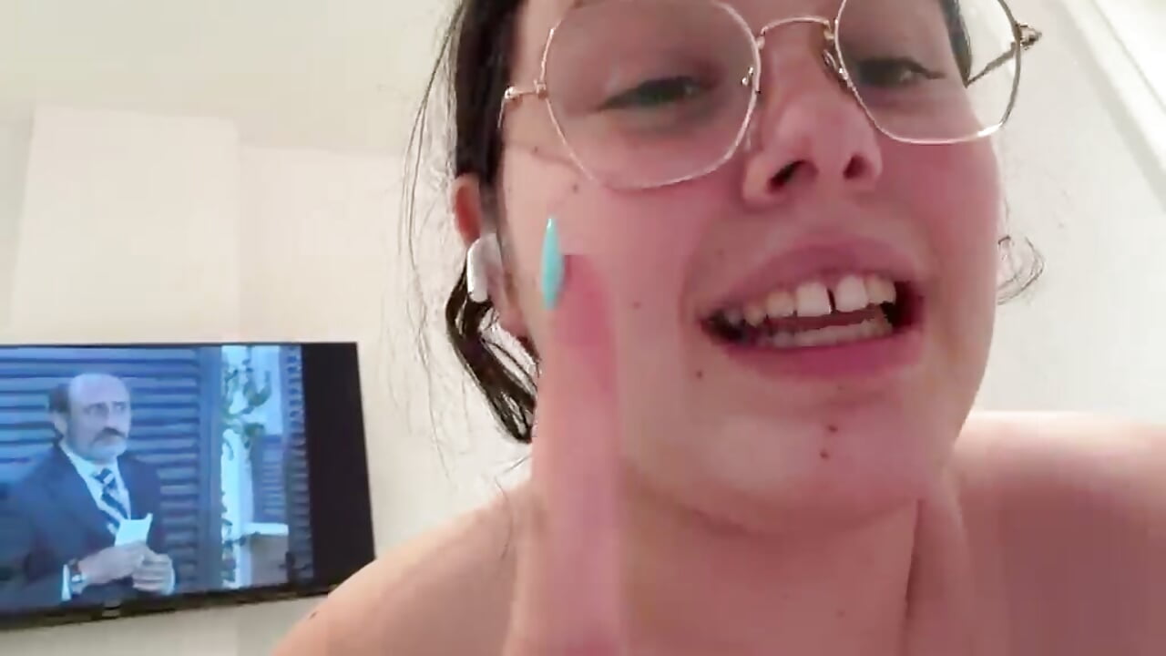 Comentando una rica polla - video by sari237 cam model