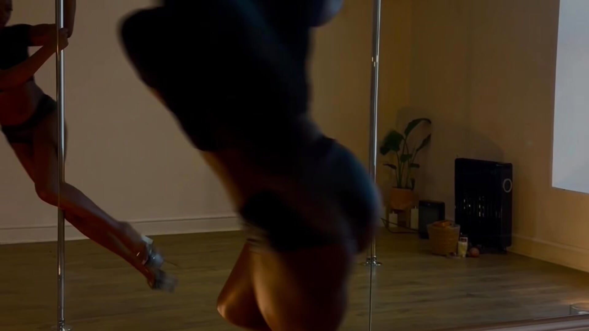 pole - video by missbbydior cam model