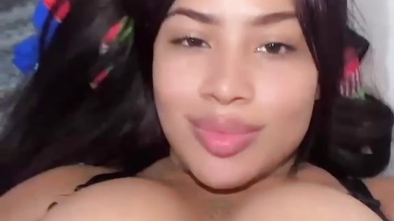 profile-intro-video-1776693668 – video od webkamerové modelky shorltola