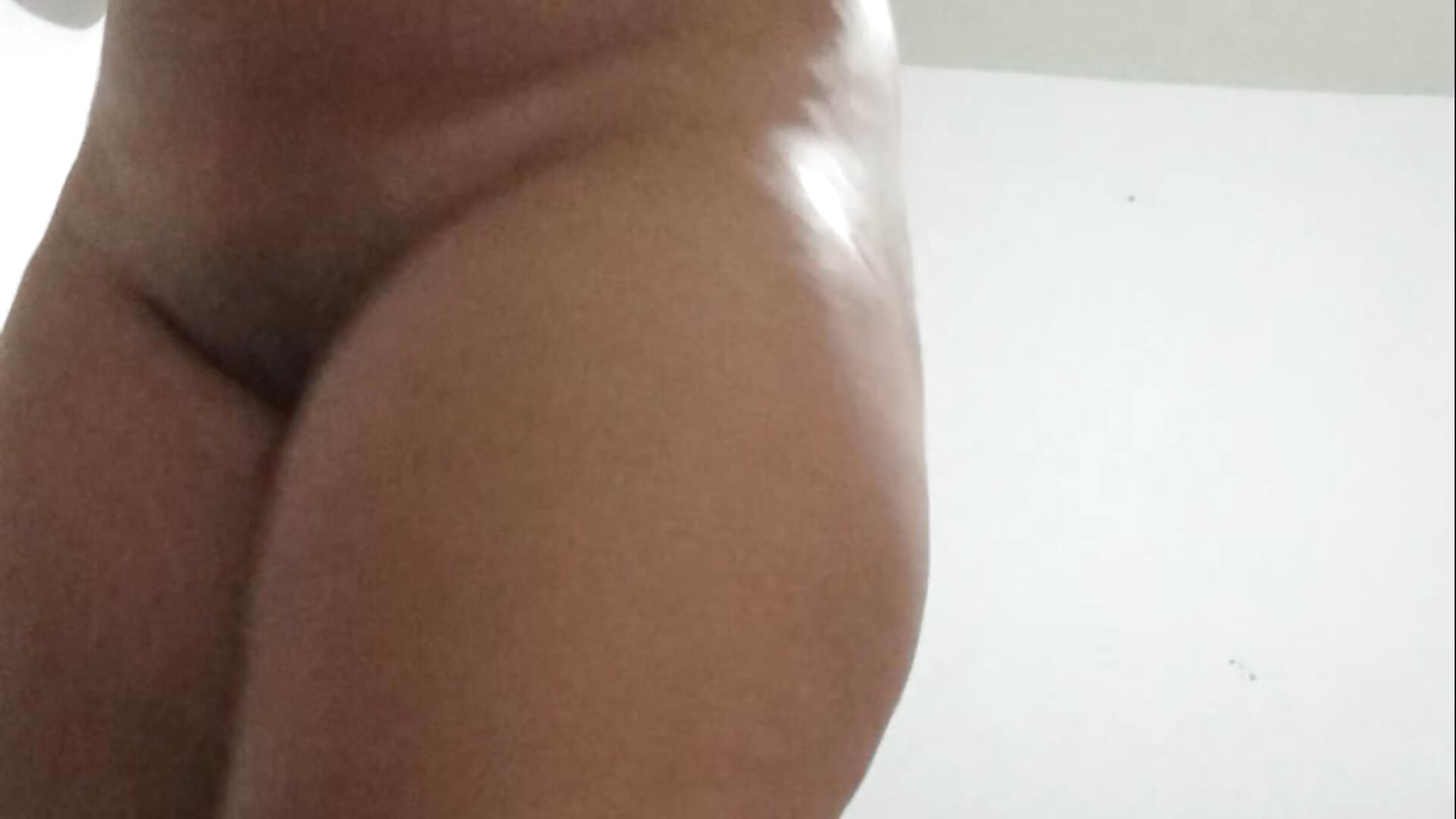 Cuerpo desnudo en aceite – video od webkamerové modelky shorltola