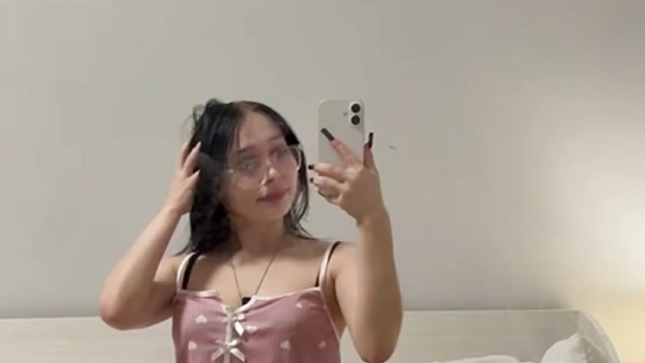 Cutieee - video by HannaHayles cam model