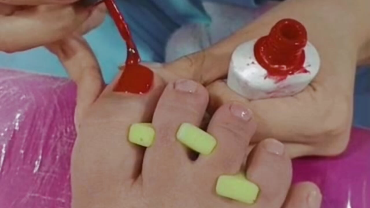 PAINTING THE NAILS – видео вебкам-модели DIVINANGELA