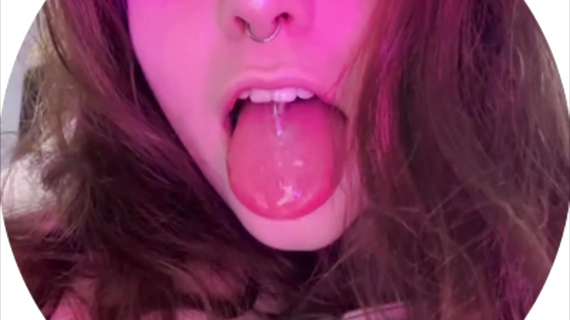 little play with saliva – video modela na kameri LovingWhisperr
