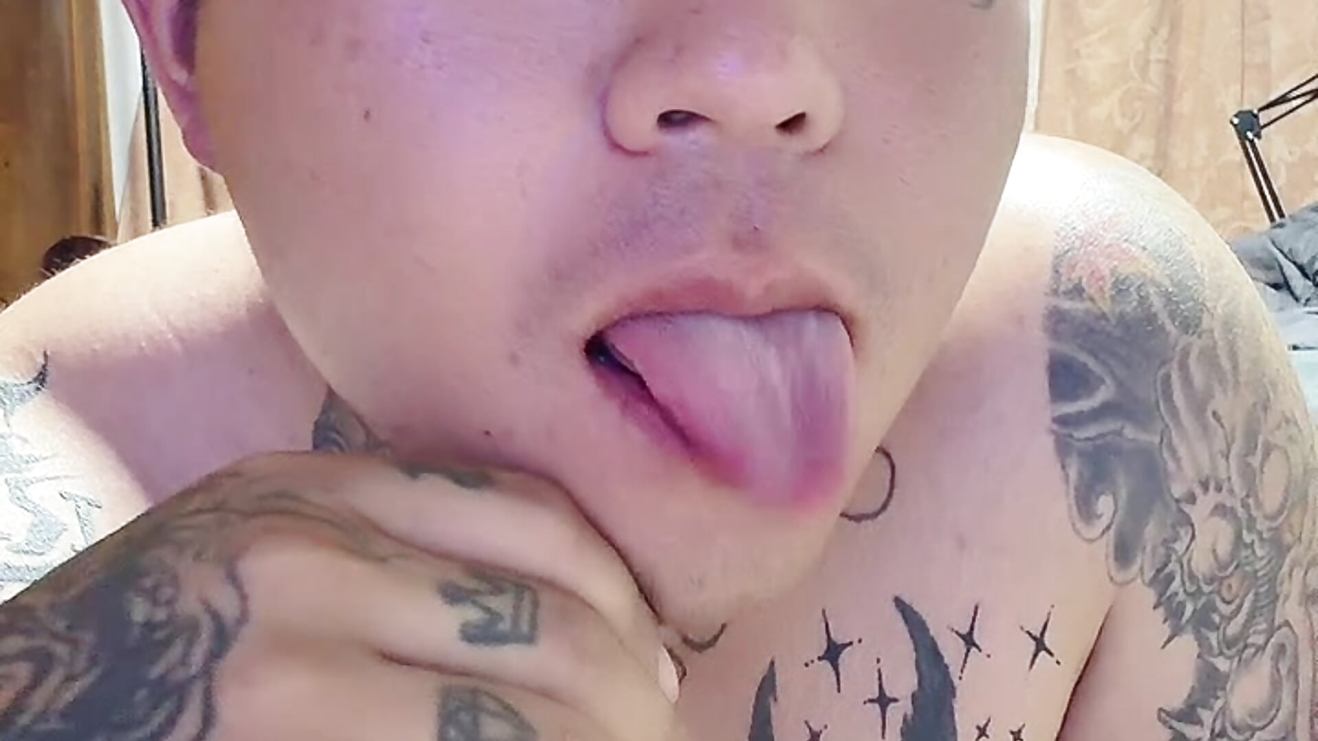 tongue play 👅💕✨ – video modela na kameri krnluvr