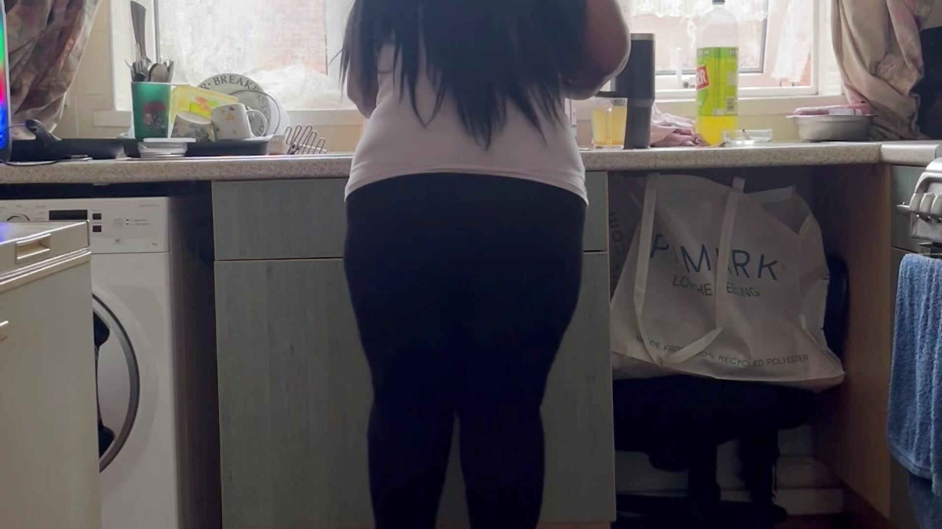 Cleaning the kitchen being silly - فيديو من CurvySashia موديل الكا م