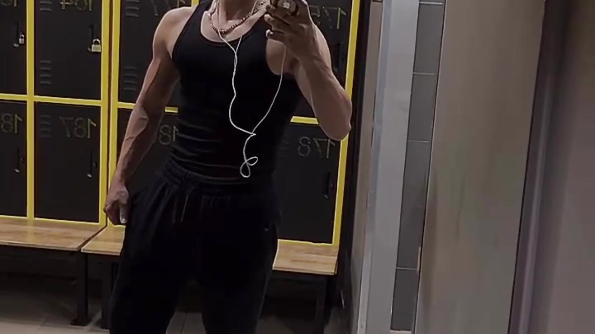 Biceps - วิดีโอโดย Markpotier_ โมเดลแคม