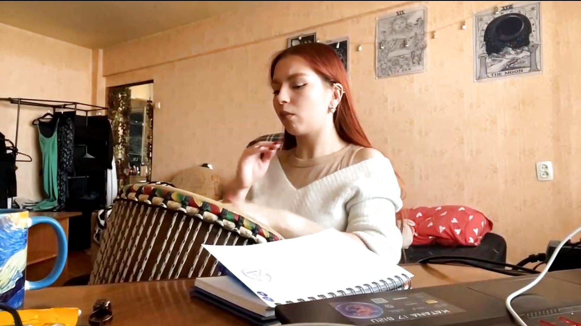 play drum - Video von Betty_Markos Cam-Model