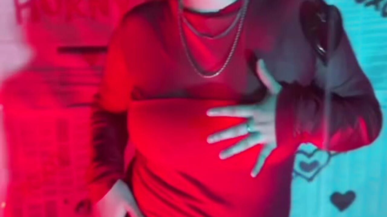 “If you keep looking at me like that, I’m going to end up showing you all my sensuality… and then yo - video van _Daarcy_ cam-model