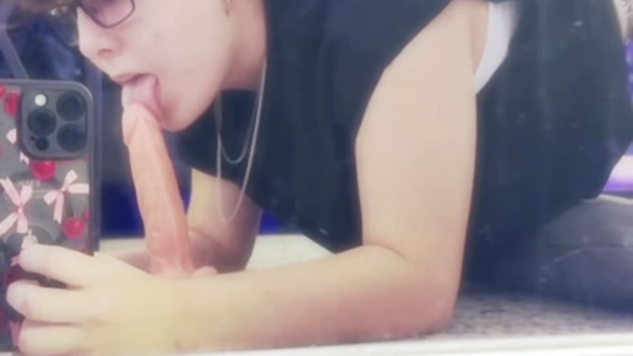 “Sometimes a little mischief is just what it takes to turn up the heat.” 🔥 - video van _Daarcy_ cam-model