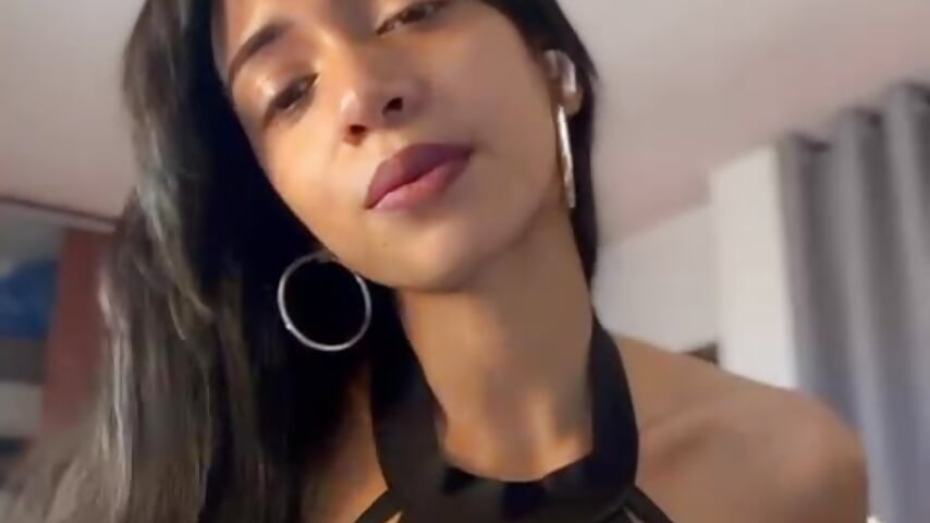 Hot brunette live… do you dare to come in and play with me? 😈” - Video von karinnixx Cam-Model