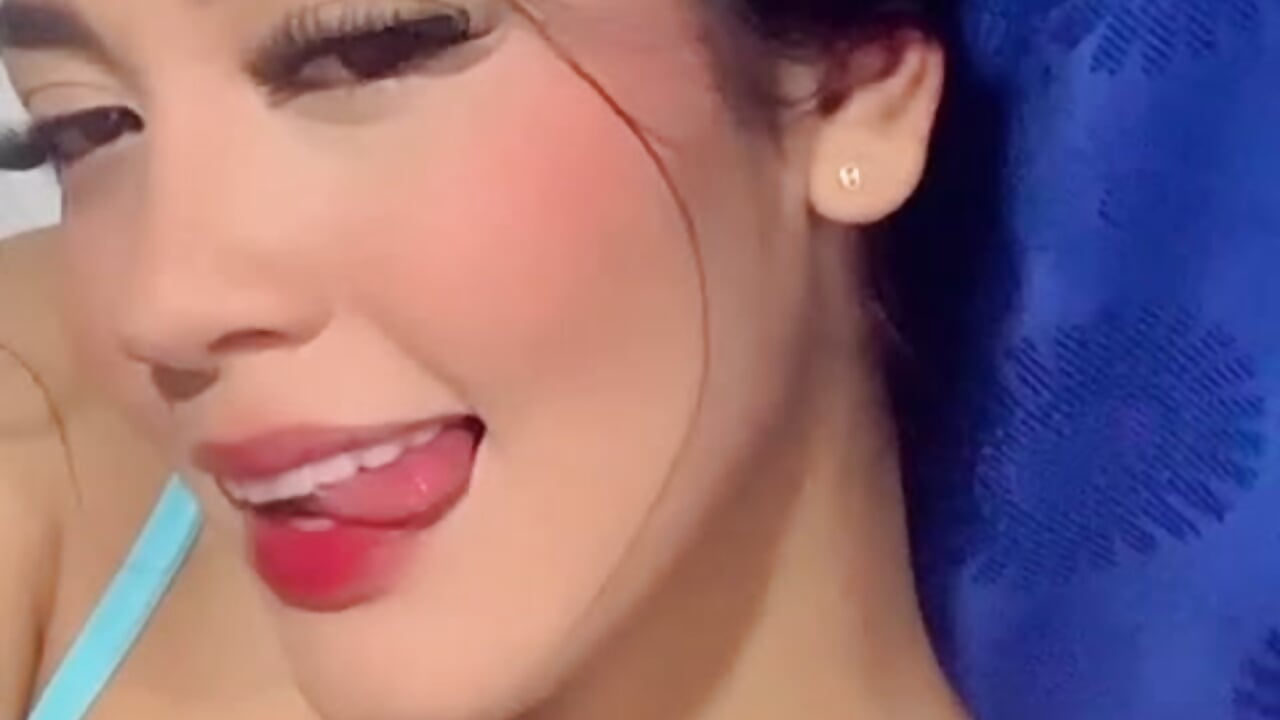 WhatsApp Video 2026-02-17 at 6,11,28 AM – видео вебкам-модели Roxanna_0