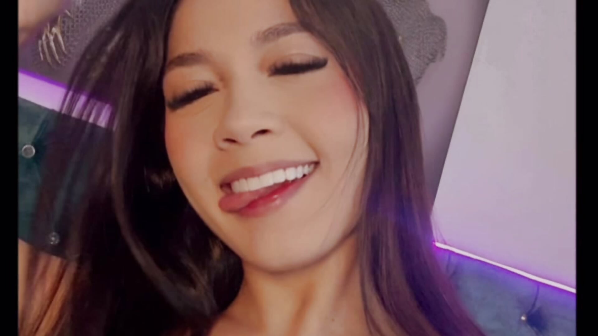 Thursday to go a little crazy hahaha🤪 - video by Roxanna_0 cam model