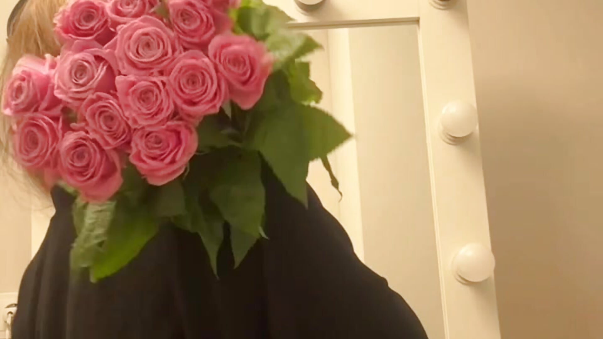 give me more flowers guys - βίντεο μοντέλου Amelia_Bjork