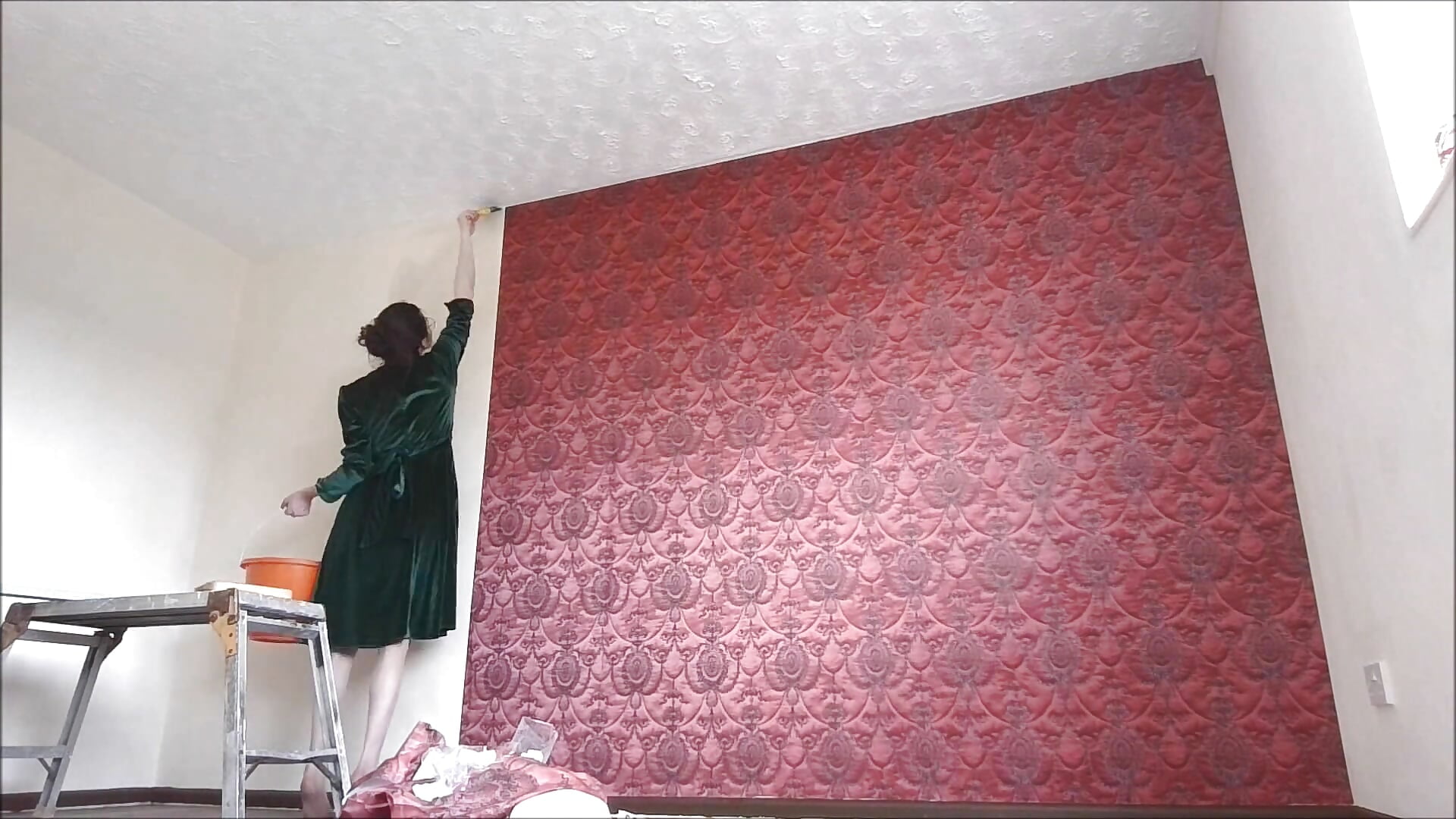 wallpapering in a velvet dress & stockings : ) – video modela na kameri meesey