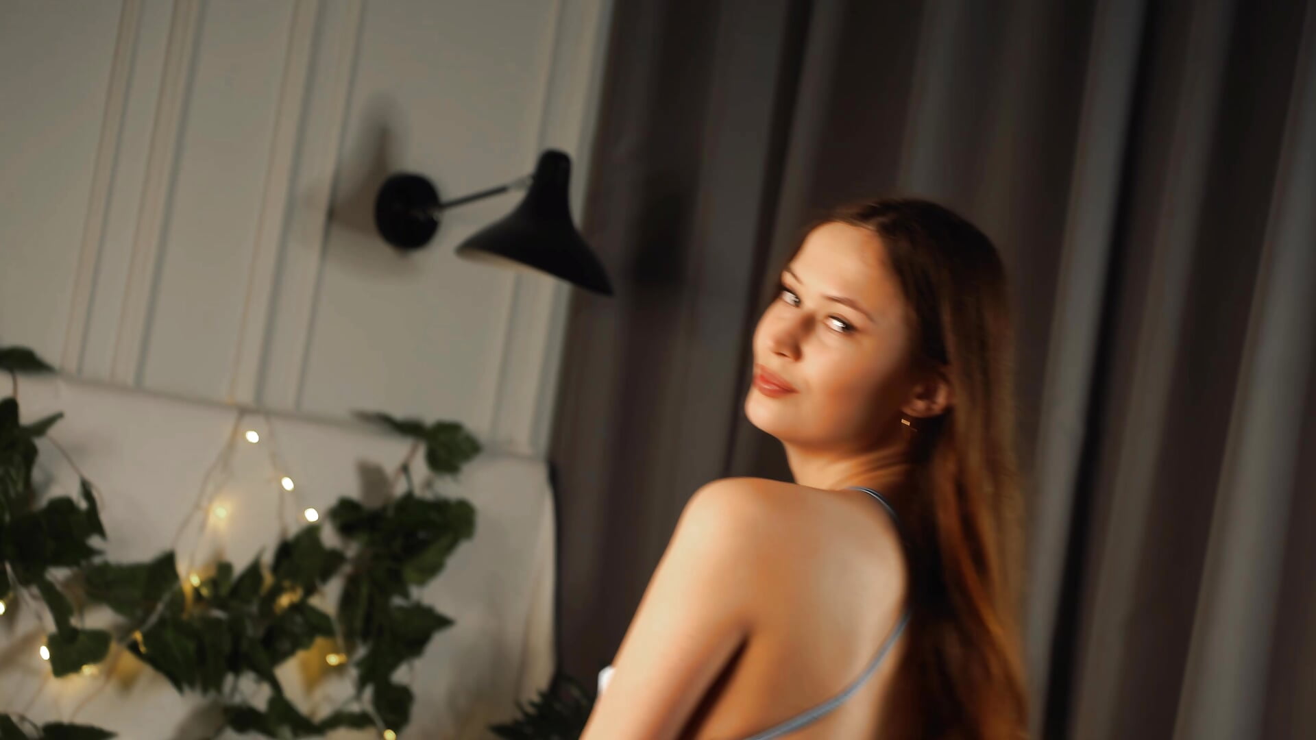 SILK  BLUE DRESS - video di blonde_exe modella di cam