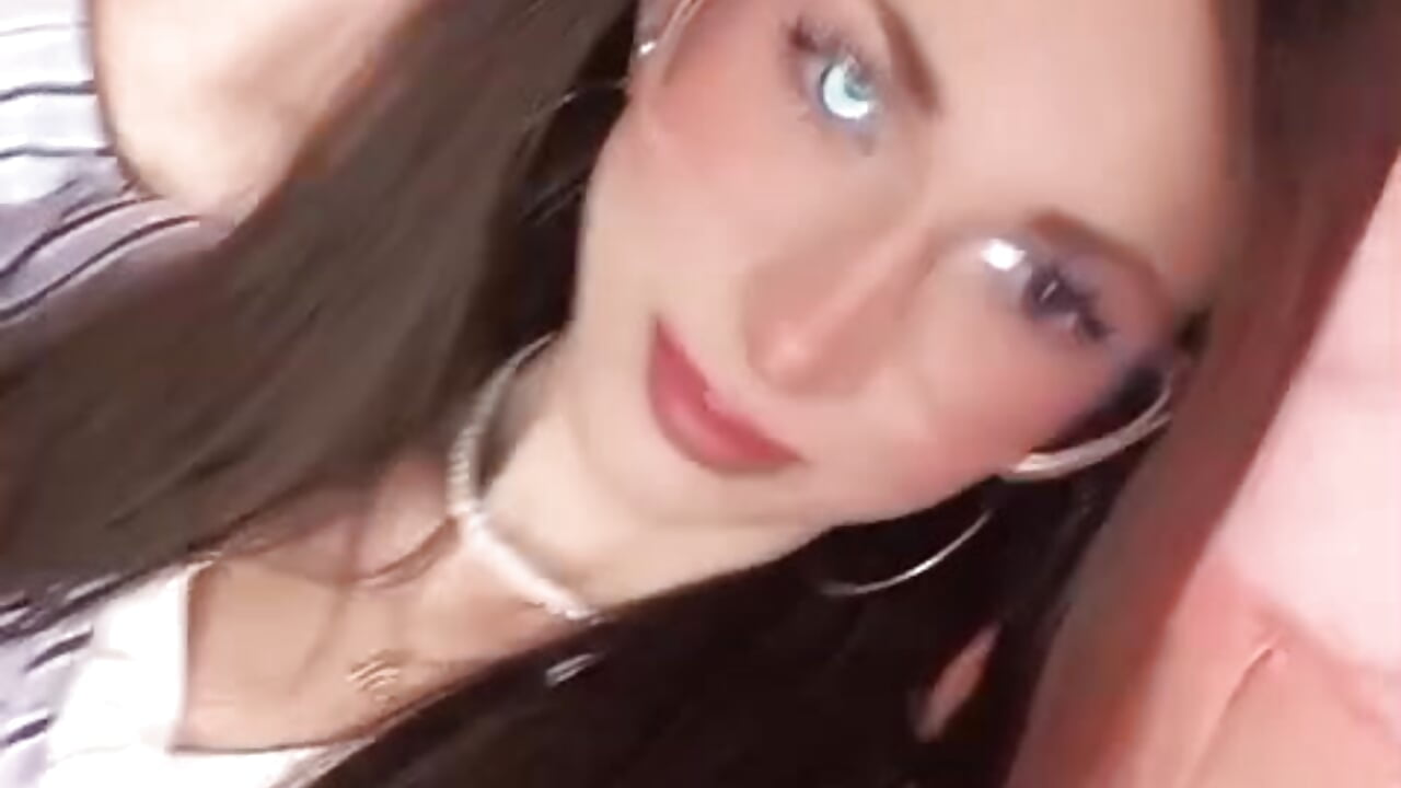 How about without a hat? u like? - video di vane_coral modella di cam