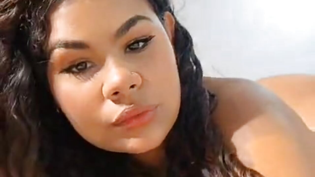 Naked and lying there, waiting for you 🥵💦 - video by yaazhinii cam model