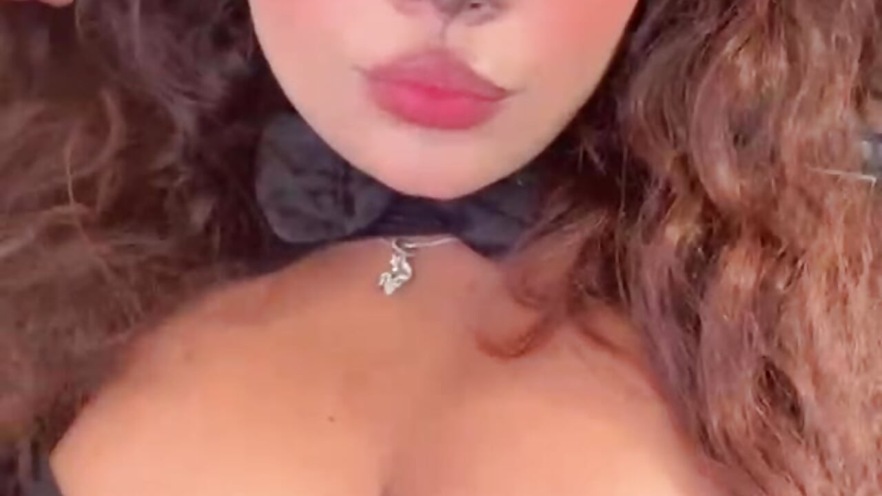 A DANGEROUS LITTLE CAT ON HALLOWEEN - yaazhinii adlı kamera modelinin videosu