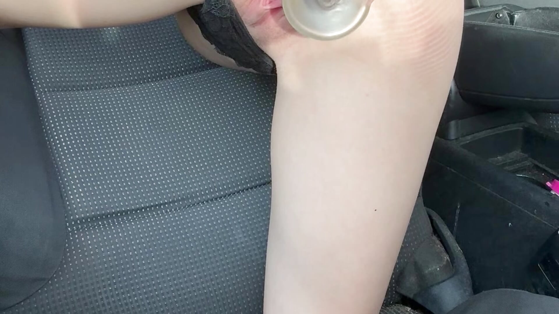 Gode 21cm dans ma petite pussy en levrette dans la voiture 🚗