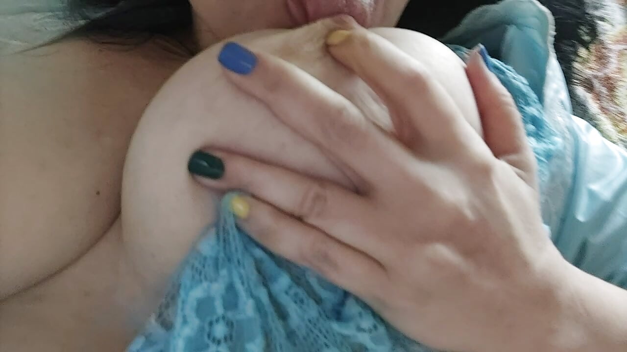 A Cam pertinho do Grelinho e da mamada gostosa, mostrando o rosto. Muito excitada mexendo no grelo