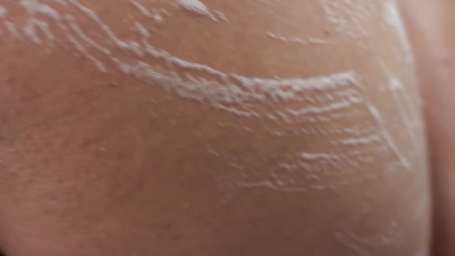 Can you help me soap myself? 🙂‍↔️ - วิดีโอโดย HoneyDolllXXX โมเดลแคม